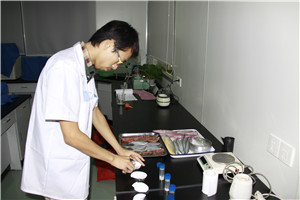 檢測(cè)人員對(duì)冰鮮水產(chǎn)品進(jìn)行甲醛等項(xiàng)目檢測(cè)