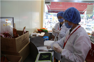 檢測(cè)人員對(duì)門店環(huán)境、工器具進(jìn)行抽樣監(jiān)測(cè)