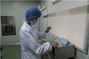 檢測(cè)人員對(duì)樣品進(jìn)行均質(zhì)