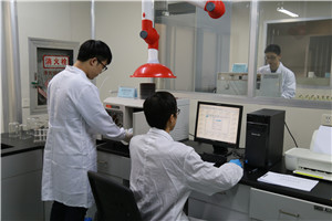檢測(cè)人員進(jìn)行重金屬檢測(cè)