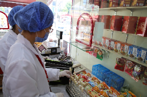檢測(cè)人員去陸稿薦門店對(duì)所售產(chǎn)品進(jìn)行抽樣檢測(cè)
